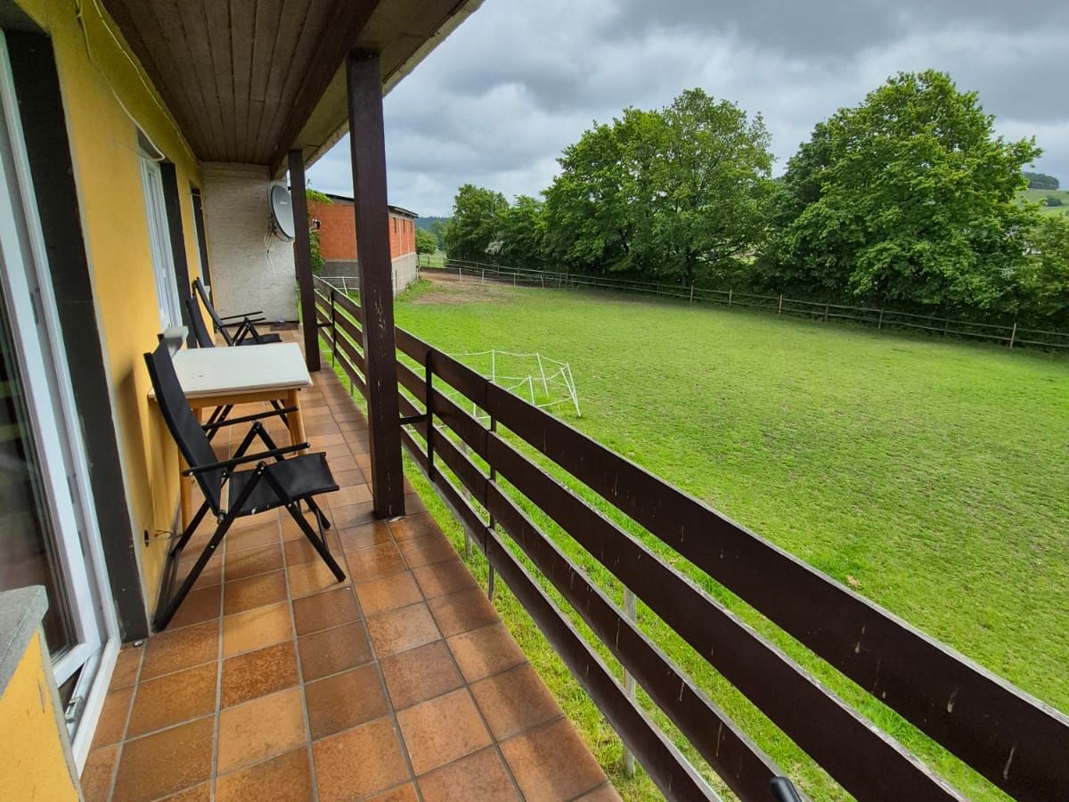 Blick vom Balkon von Wohnung 2 über die Wiese ins Grüne