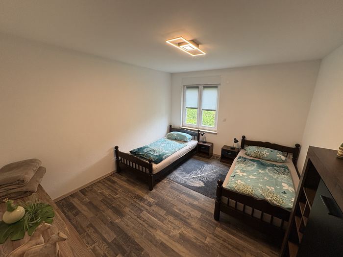 Schlafzimmer mit zwei Einzelbetten in Wohnung 1