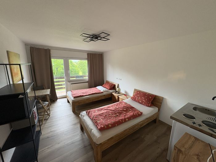 Zimmer mit zwei Einzelbetten, eigener Kochnische und Balkon in Wohnung 2