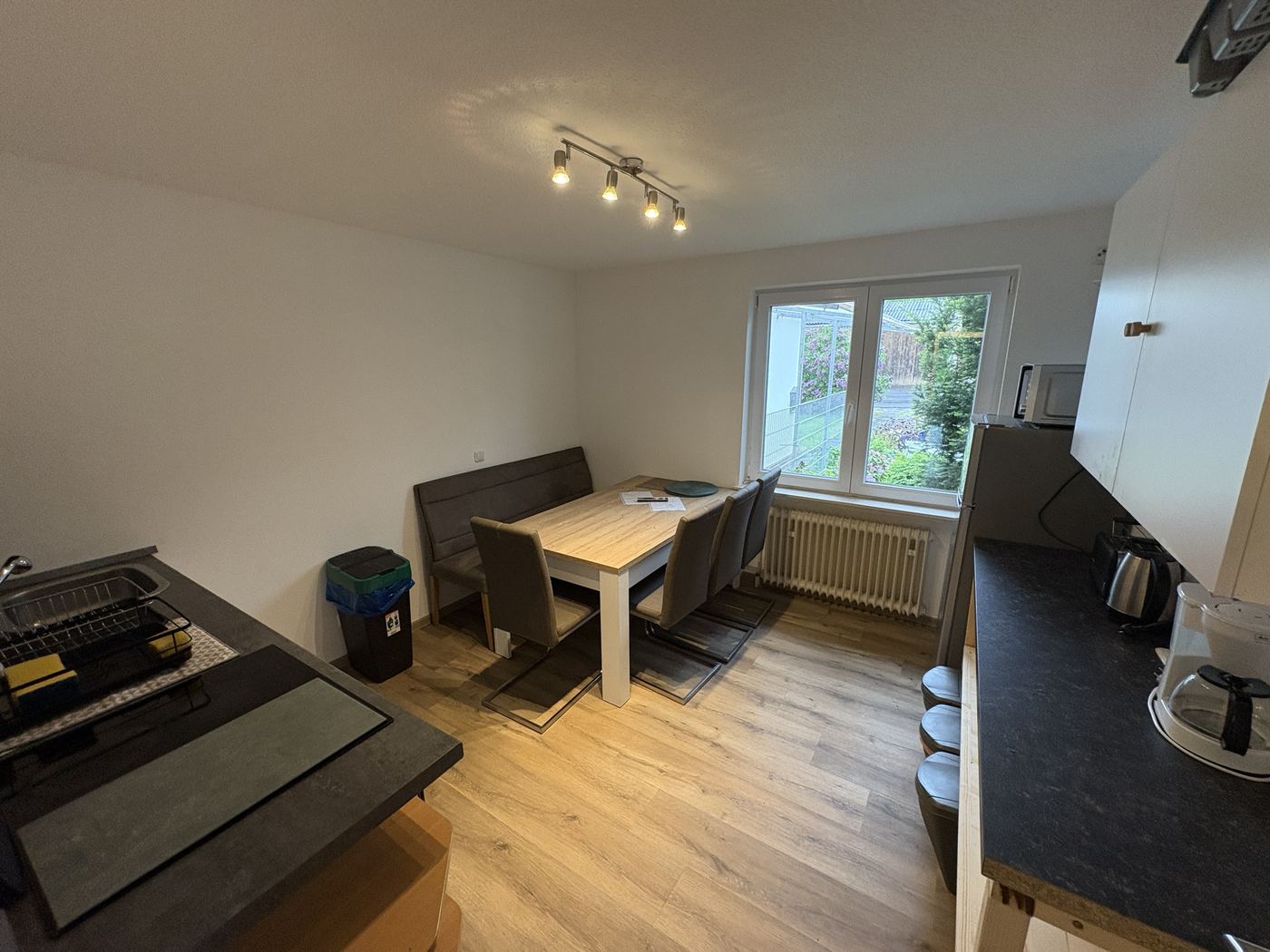 Gemeinschaftsküche in Wohnung 2 mit Esstisch und Sitzbank